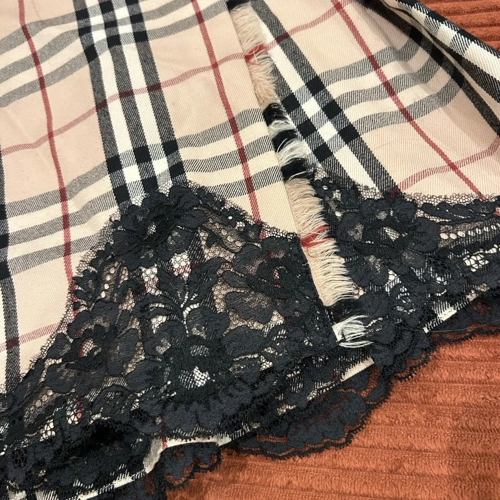 Burberry Vintage Beige Plaid Mini Skirt with Black Lace - Picture 6 of 9